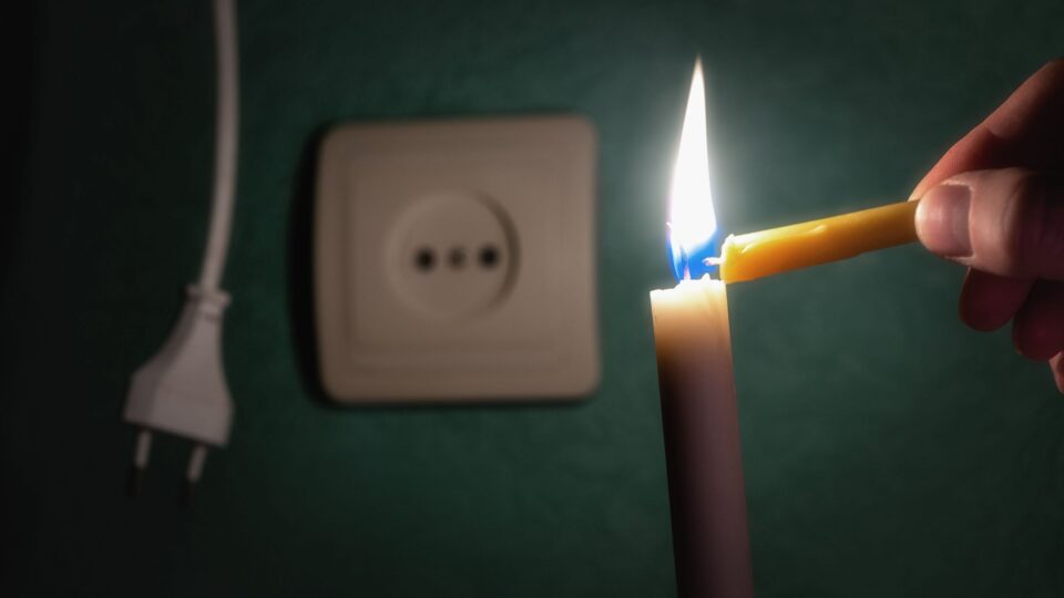 e-possivel-proteger-eletronicos-durante-quedas-de-energia?-descubra